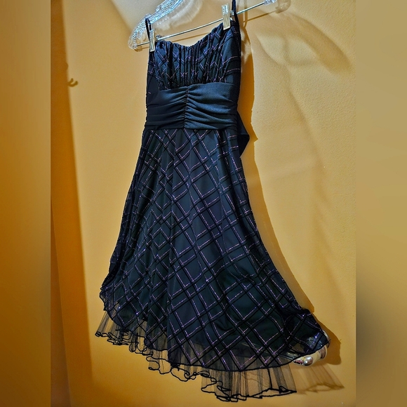 Elegant formal dress - Picture 3 of 9